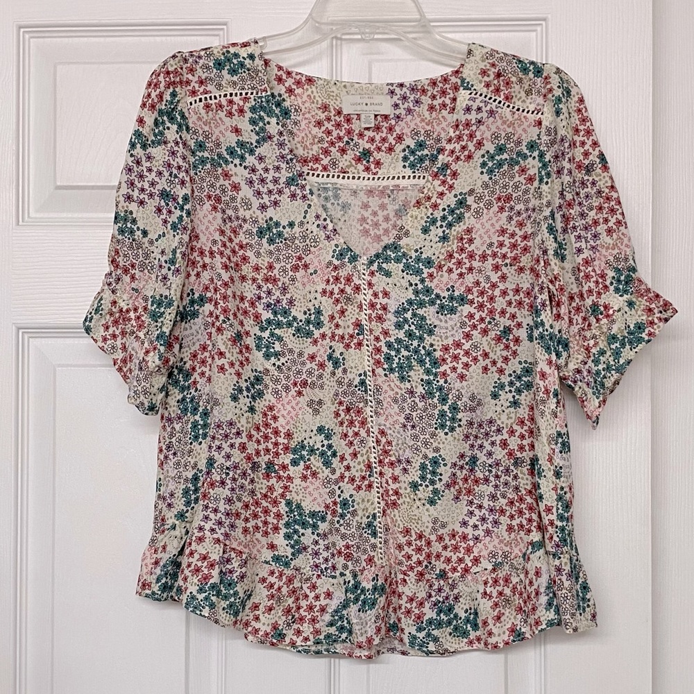 Lucky Brand Ditsy Floral Eyelet Trim Flowy BoHo Ruffle Hem V Neck Top Sz S